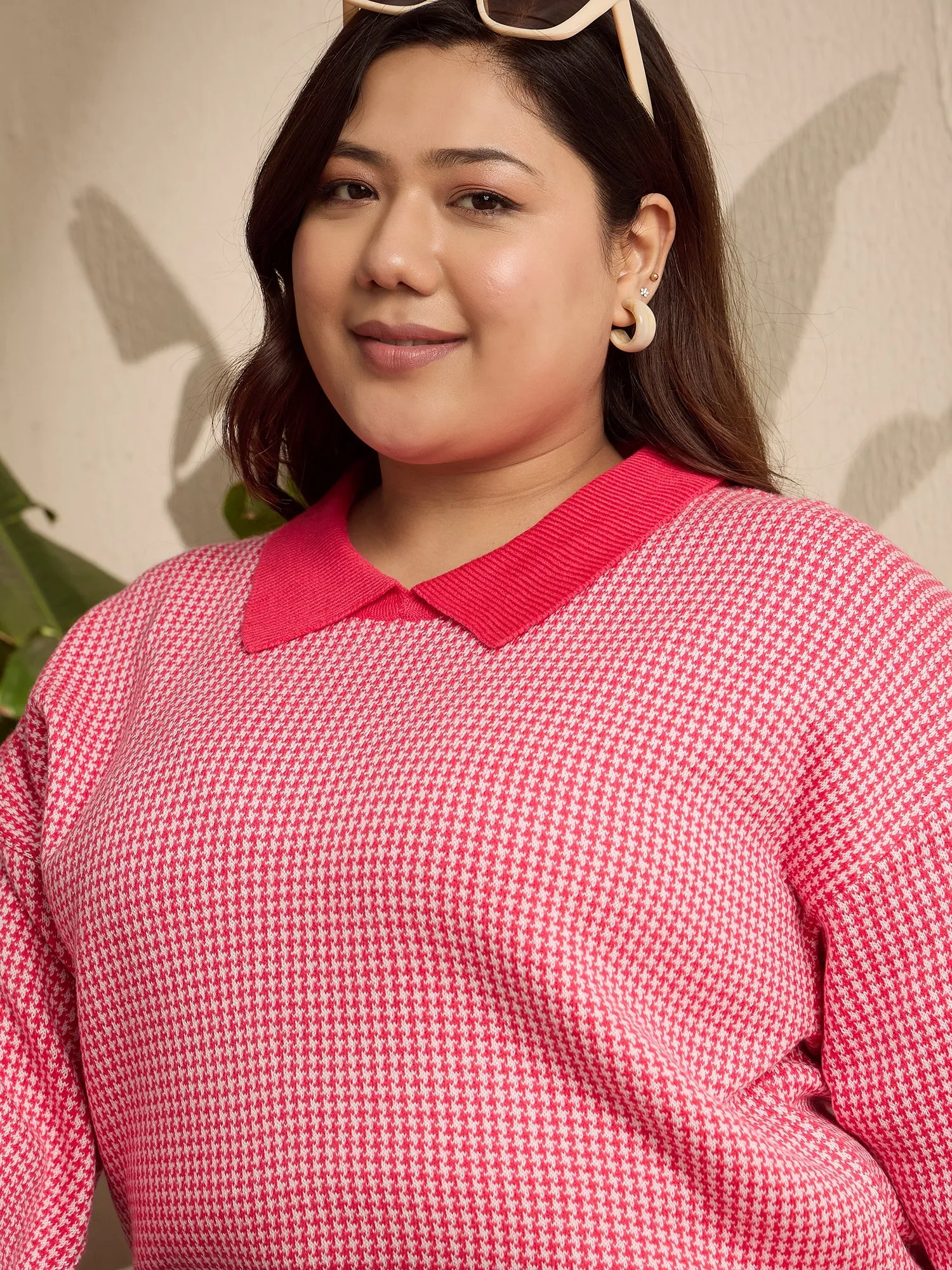 Berrylush Curve Women Red & White Houndstooth Printed Contrast Collar Neck Drop-Shoulder Sleeves Ribbed Hem Regular Sweater
