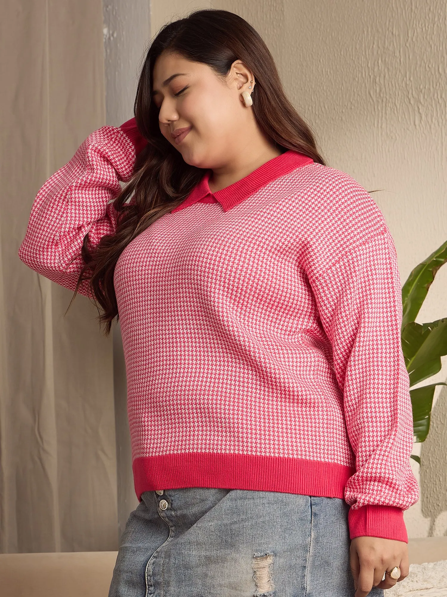 Berrylush Curve Women Red & White Houndstooth Printed Contrast Collar Neck Drop-Shoulder Sleeves Ribbed Hem Regular Sweater