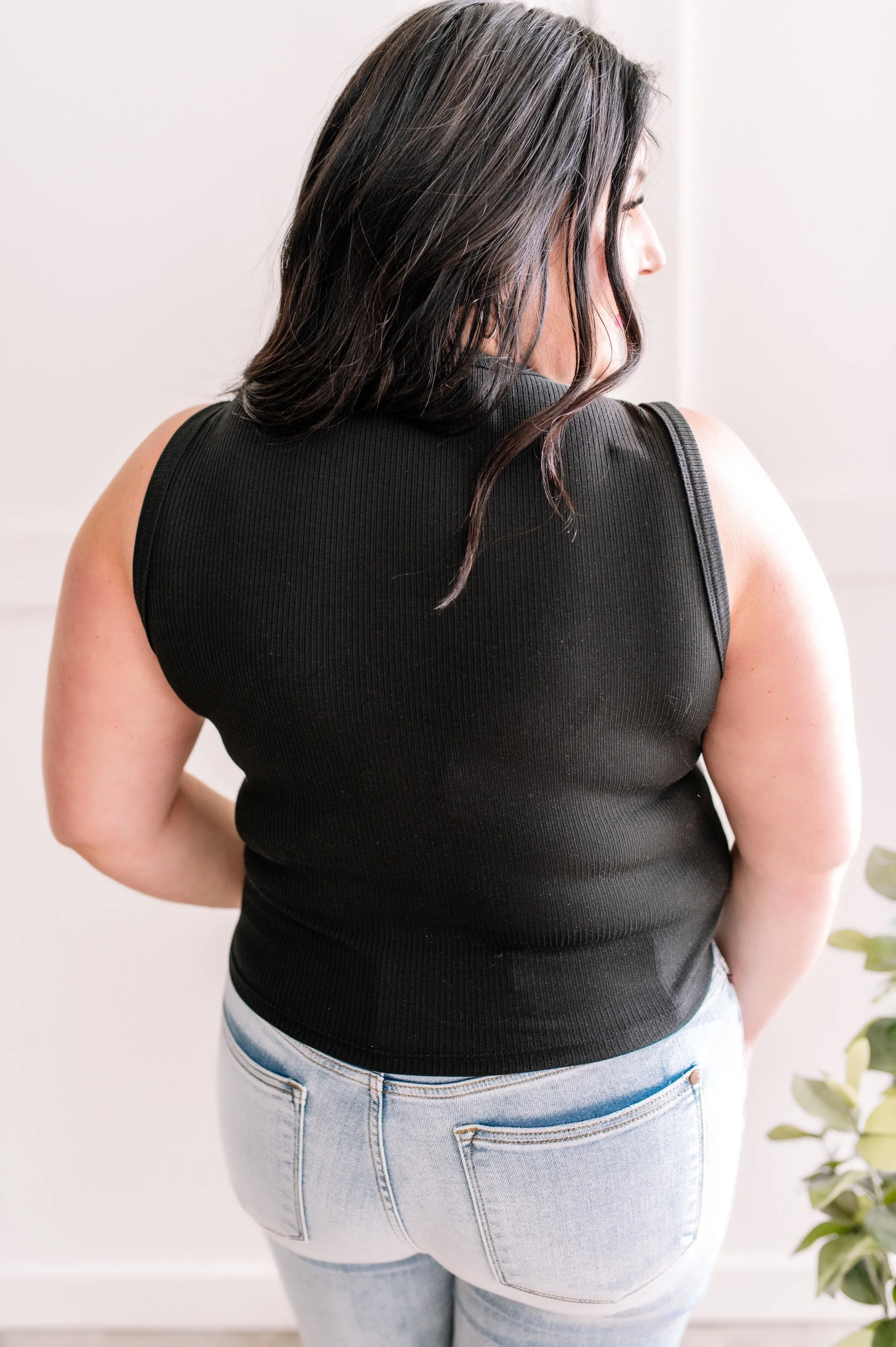 Sleeveless Layering Half Shirt In Dark Black